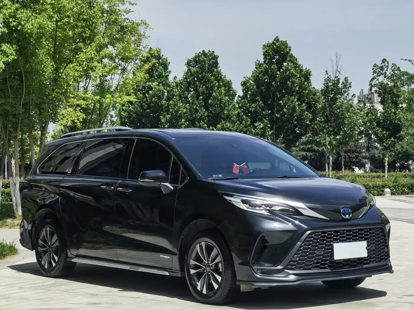 Toyota Granvia 2023 2.5L Hybrid Luxury Edition фото 3