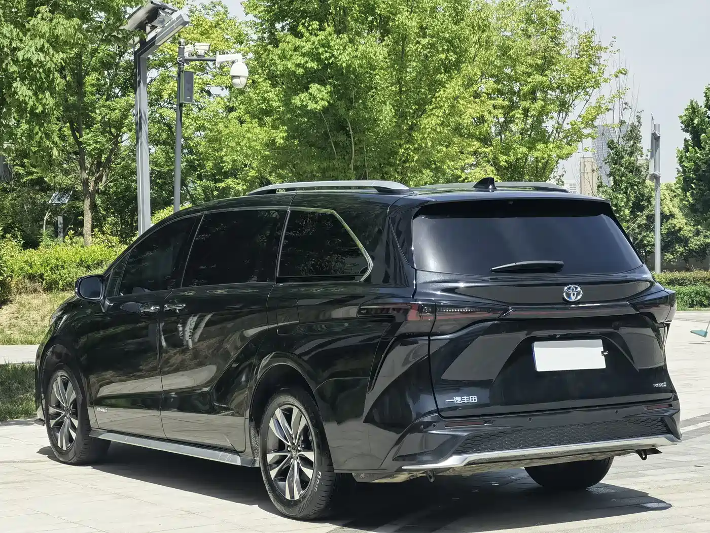 Toyota Granvia 2023 2.5L Hybrid Luxury Edition фото 5