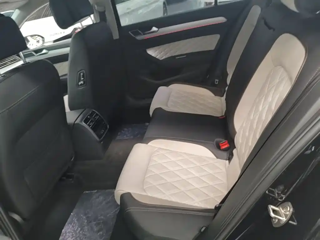 Volkswagen Magotan 2023 Model 2 Million Commemorative Edition 330TSI DSG Luxury фото 17