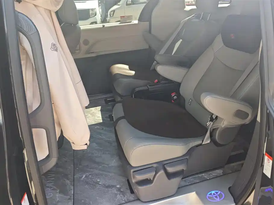 Toyota Granvia 2024 2.5L Hybrid Comfort фото 11