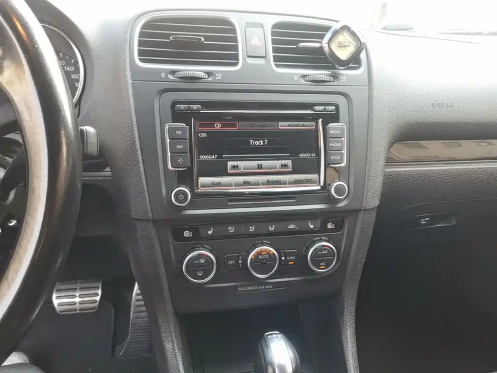 Volkswagen Golf (Import) 2012 1.4TSI Luxury Convertible Edition фото 19