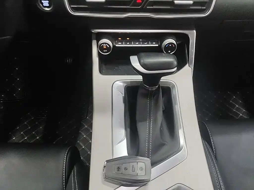 Фото 14 - Geely Coolray