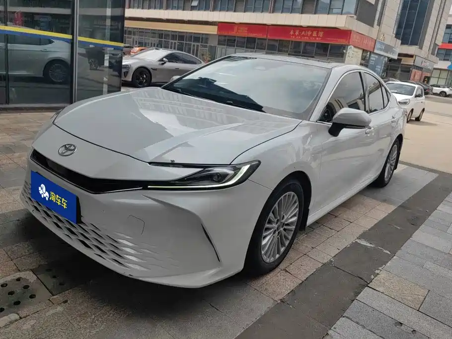 Фото 1 - Toyota Camry