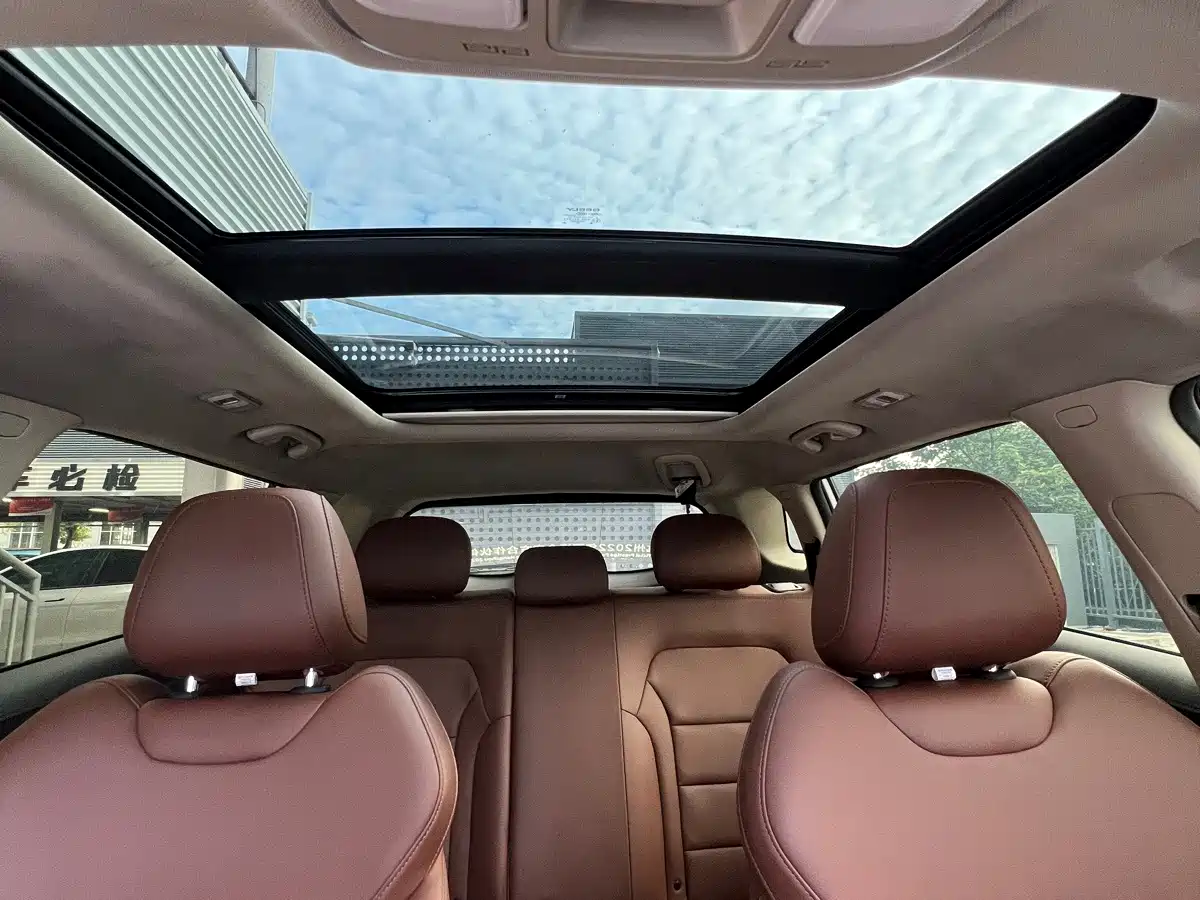 Photo 12 - Geely Atlas