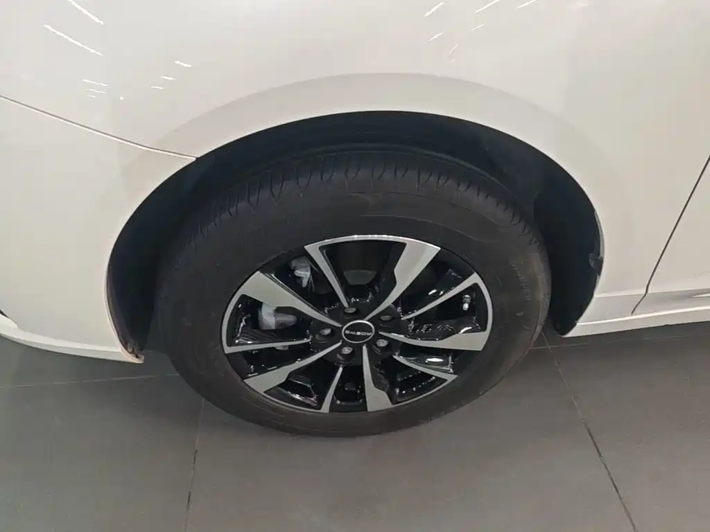 Фото 23 - Roewe Ei5
