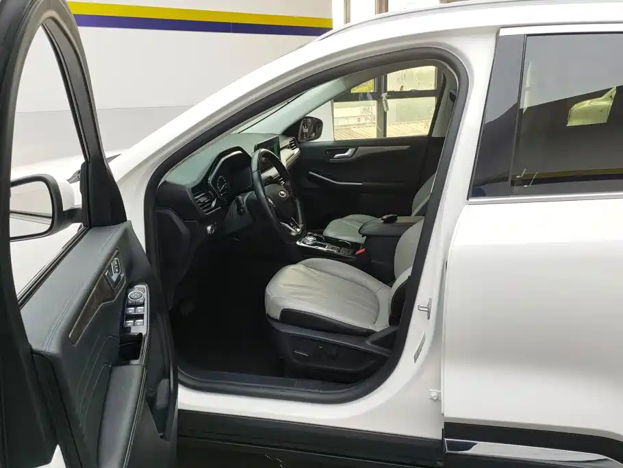 Photo 9 - Ford Escape