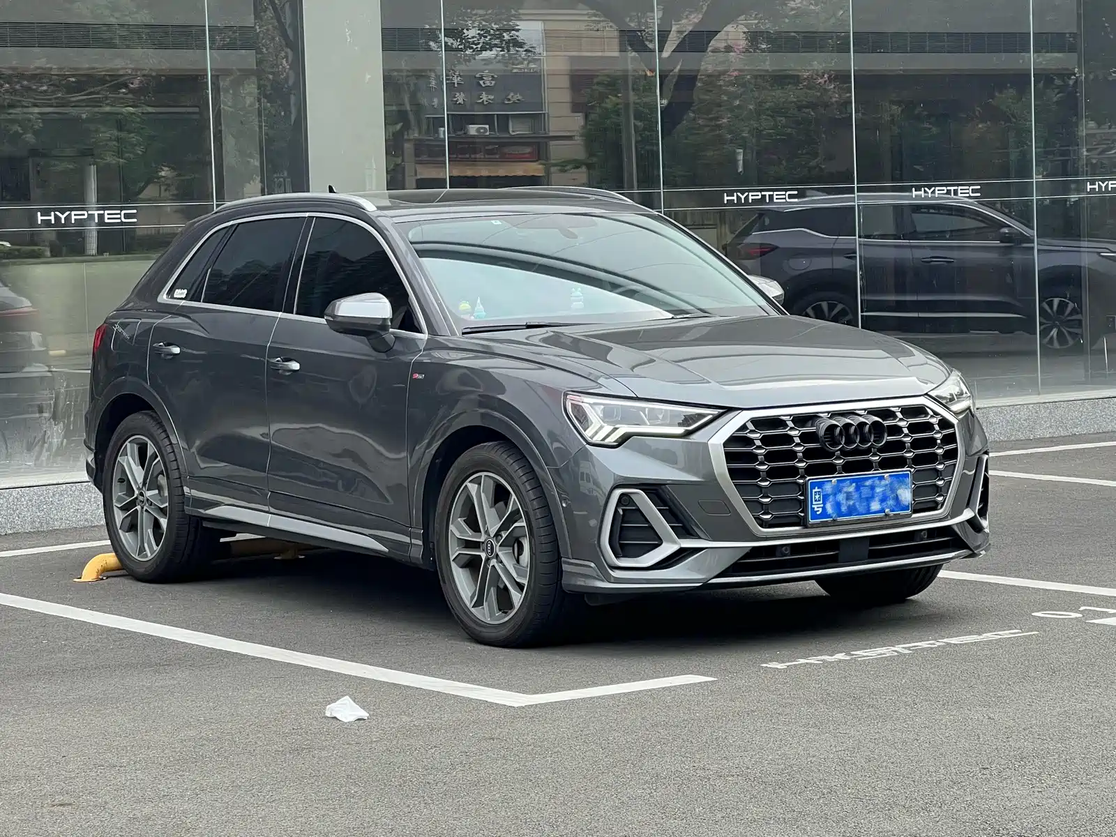 Photo 2 - Audi Q3