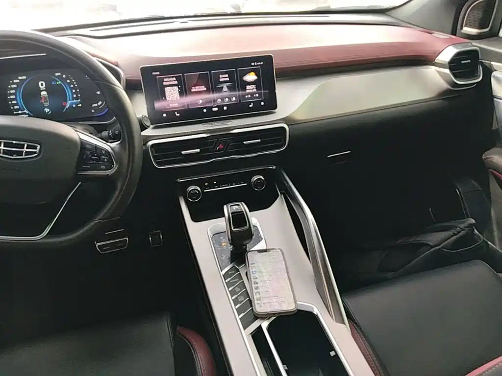 Фото 13 - Geely Coolray