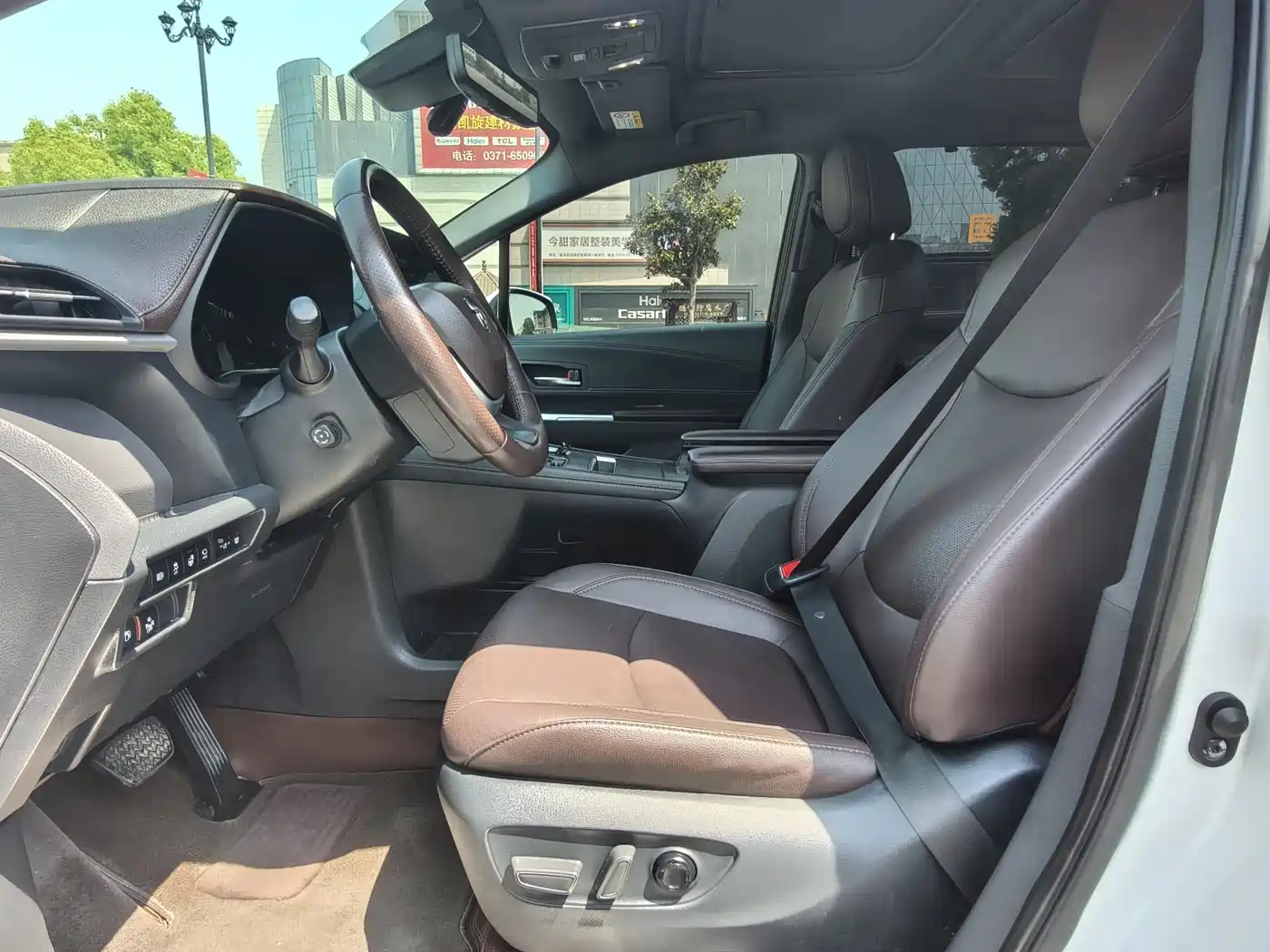 Toyota Sienna 2023 2.5L Hybrid Platinum Edition фото 11