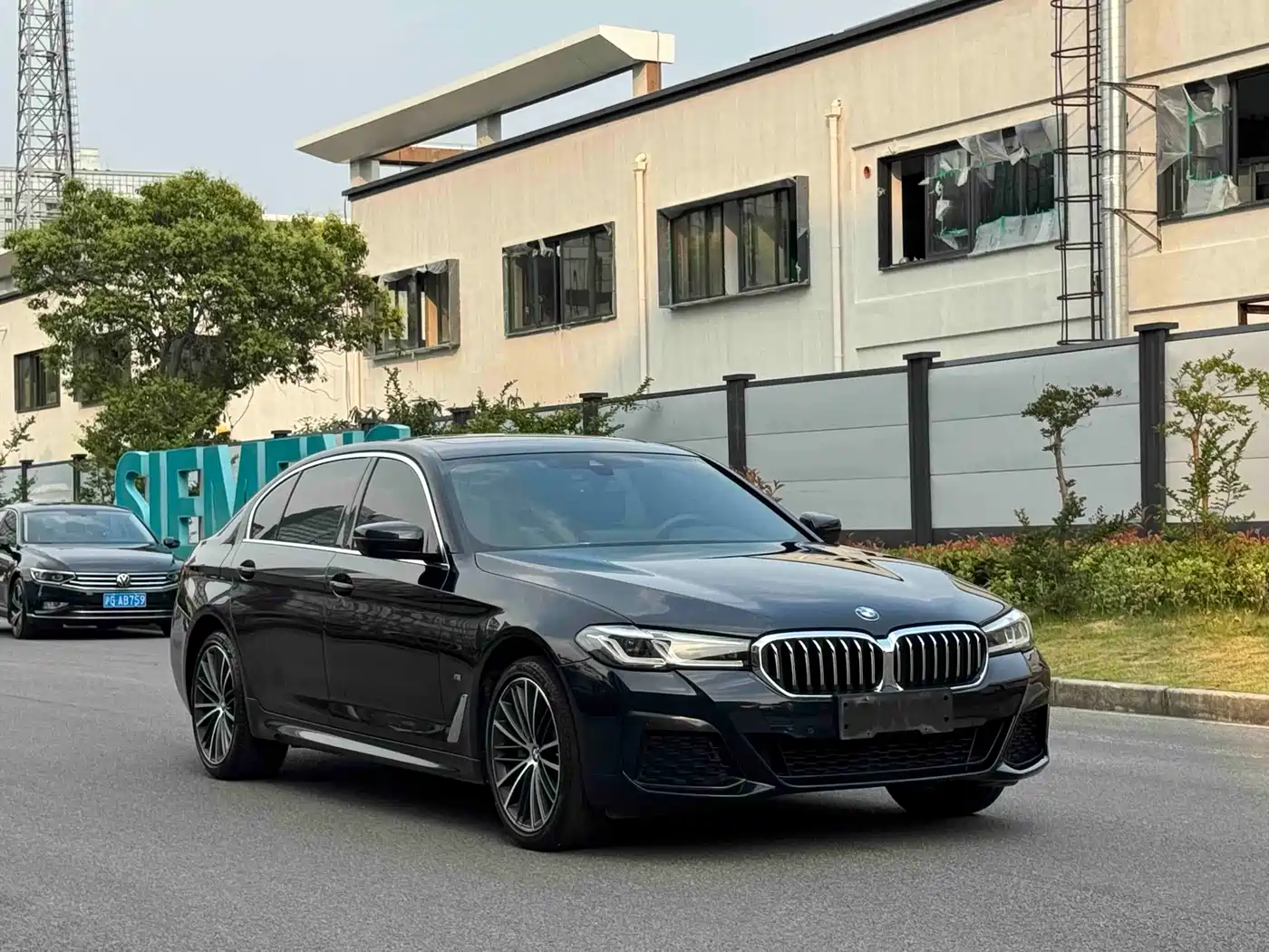 BMW 5 Series 2023 530Li Leading M Sport Package фото 3