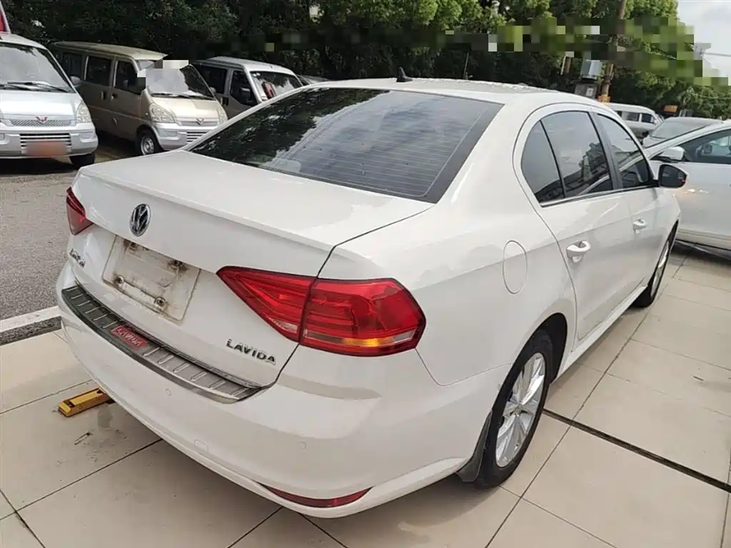 Volkswagen Lavida 2015 1.6L Automatic Comfort Edition фото 7