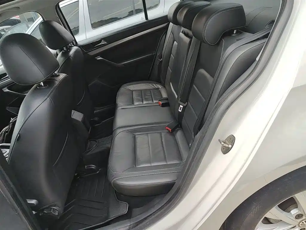 Volkswagen Lavida 2015 1.6L Automatic Comfort Edition фото 17