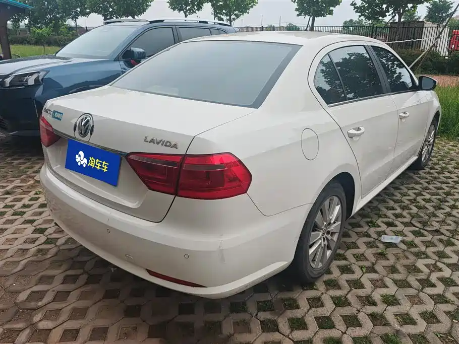 Volkswagen Lavida 2013 Facelift Classic 1.6L Manual Comfort фото 3