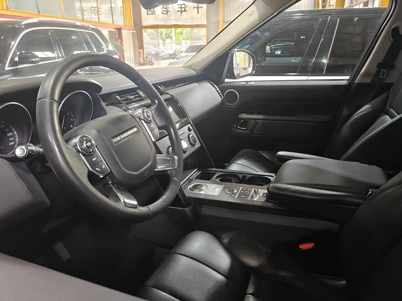 Land Rover Discovery 2017 3.0 SC V6 SE фото 4