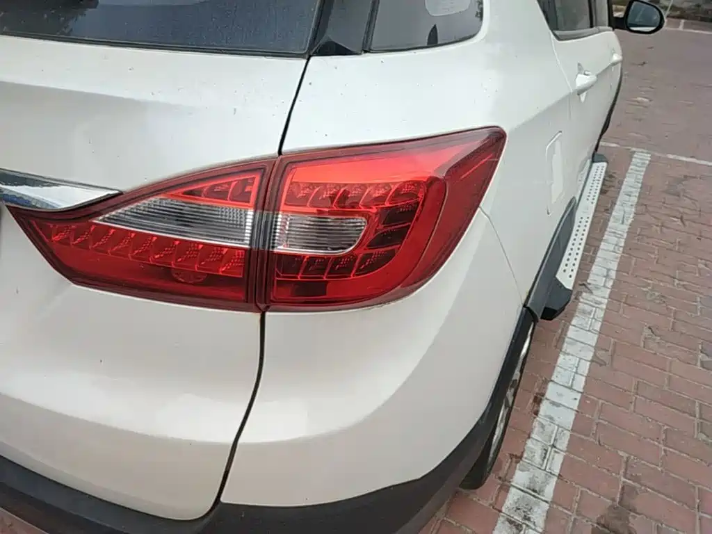 Dongfeng Aeolus Dongfeng Fengshen AX3 2017 2016 1.5L Manual Trendy Cool Edition