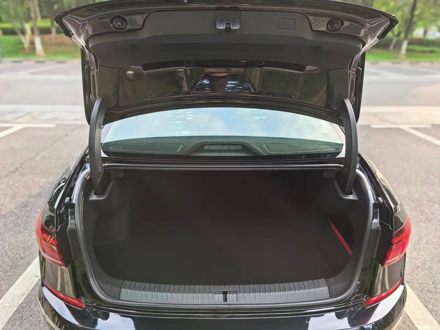 Volkswagen Passat 2022 330TSI Starlight Elite Edition фото 9
