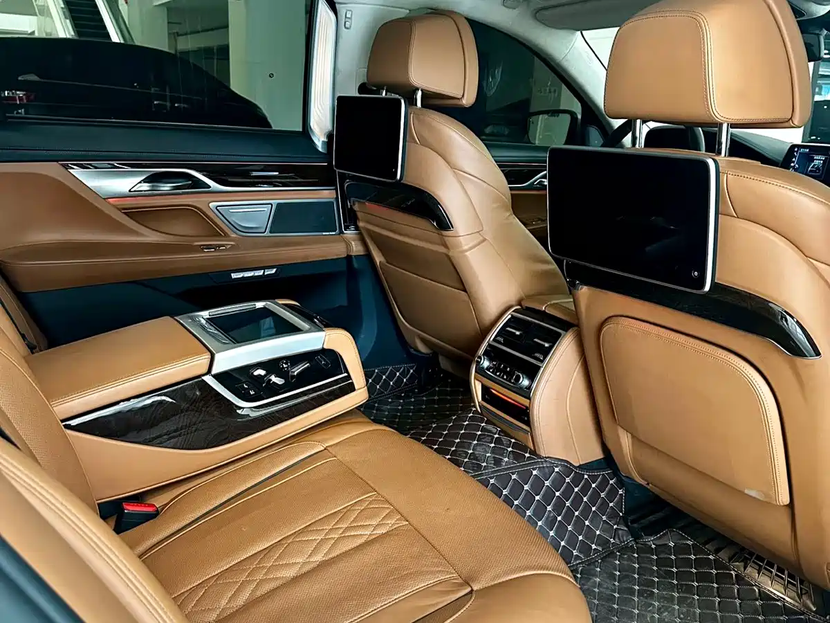 Фото 16 - BMW 7 Series