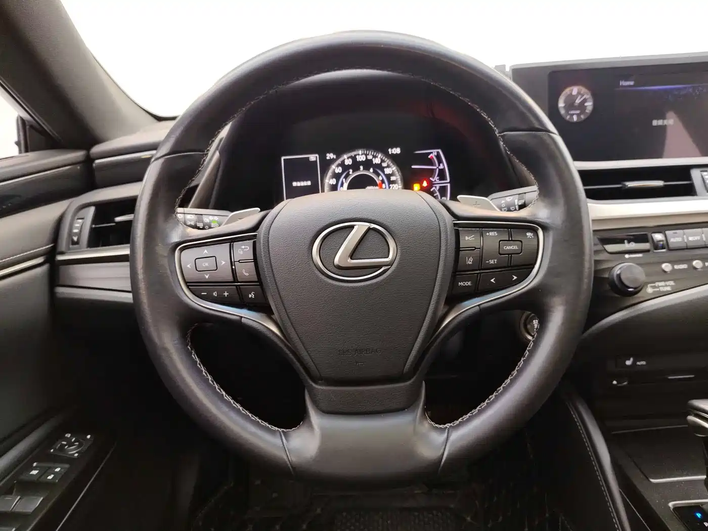 Фото 18 - Lexus ES