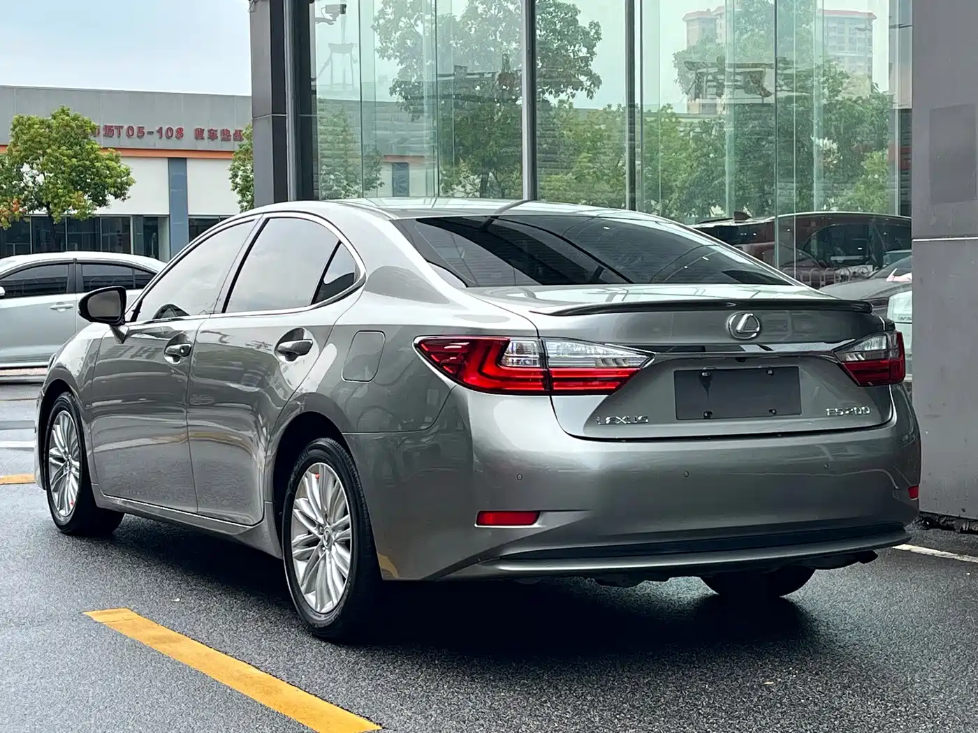 Photo 3 - Lexus ES