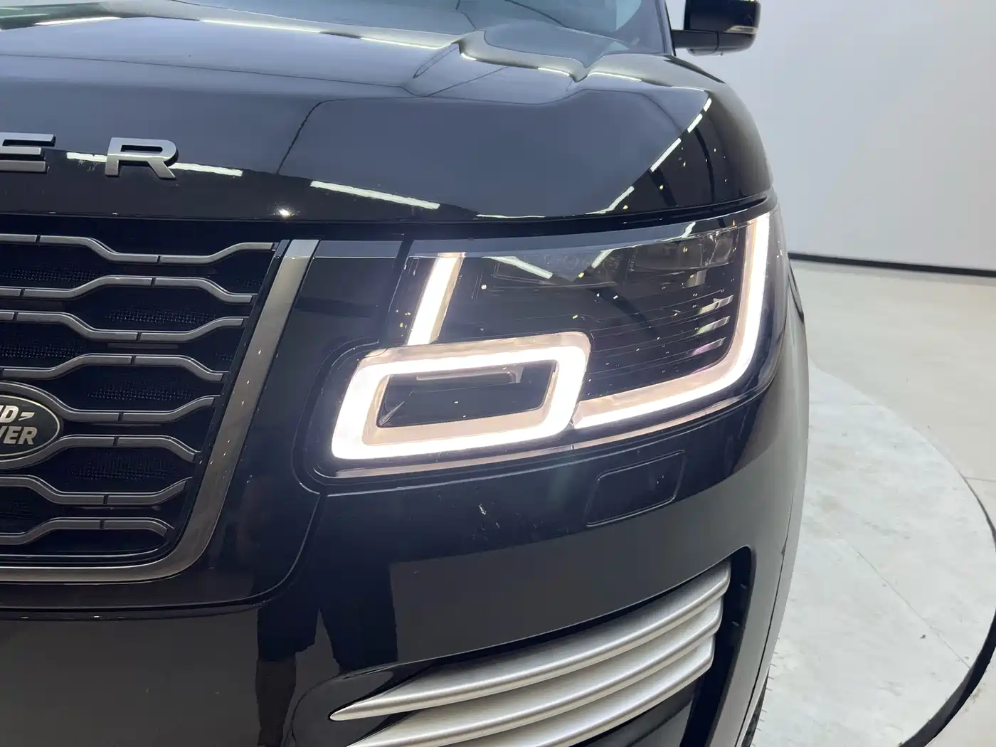 Land Rover Range Rover 2021 3.0 L6 Golden Age Edition фото 7