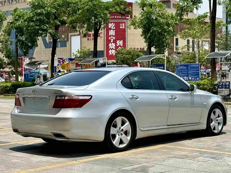 Photo 4 - Lexus LS