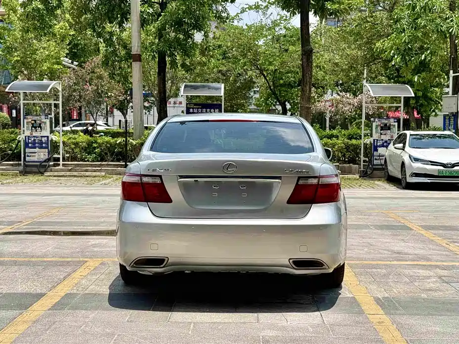 Photo 5 - Lexus LS