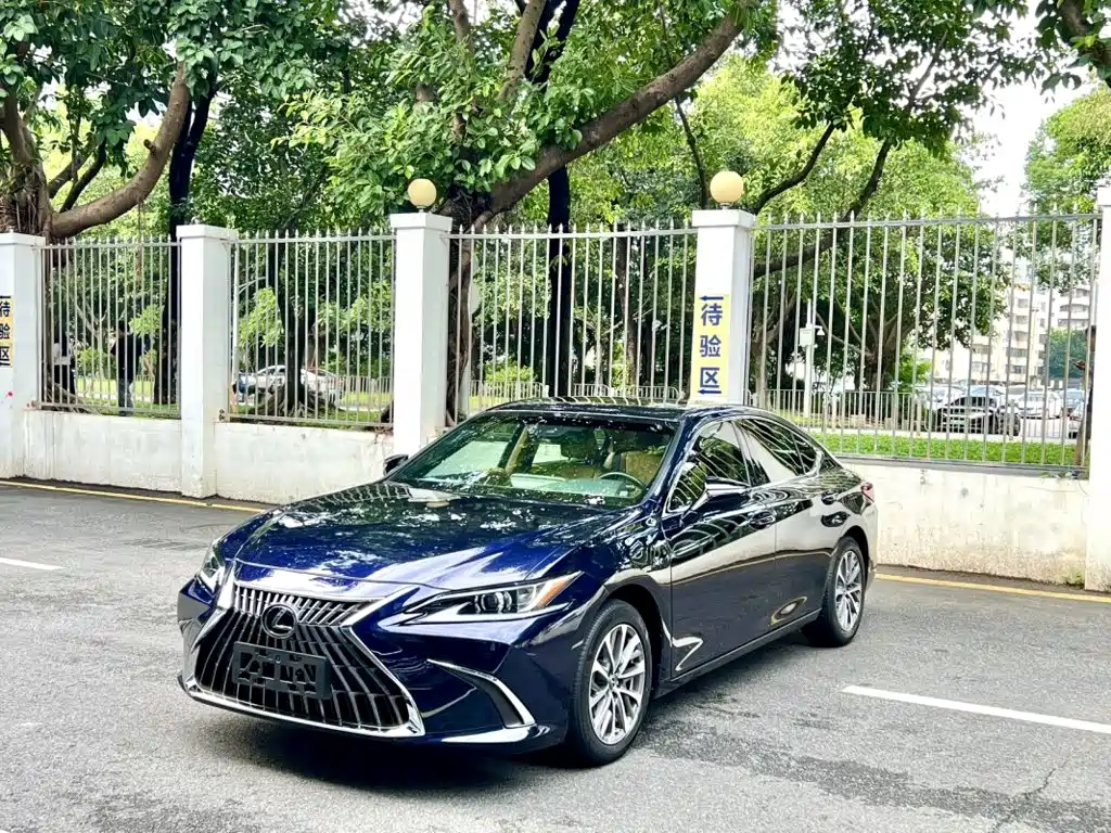 Фото 1 - Lexus ES