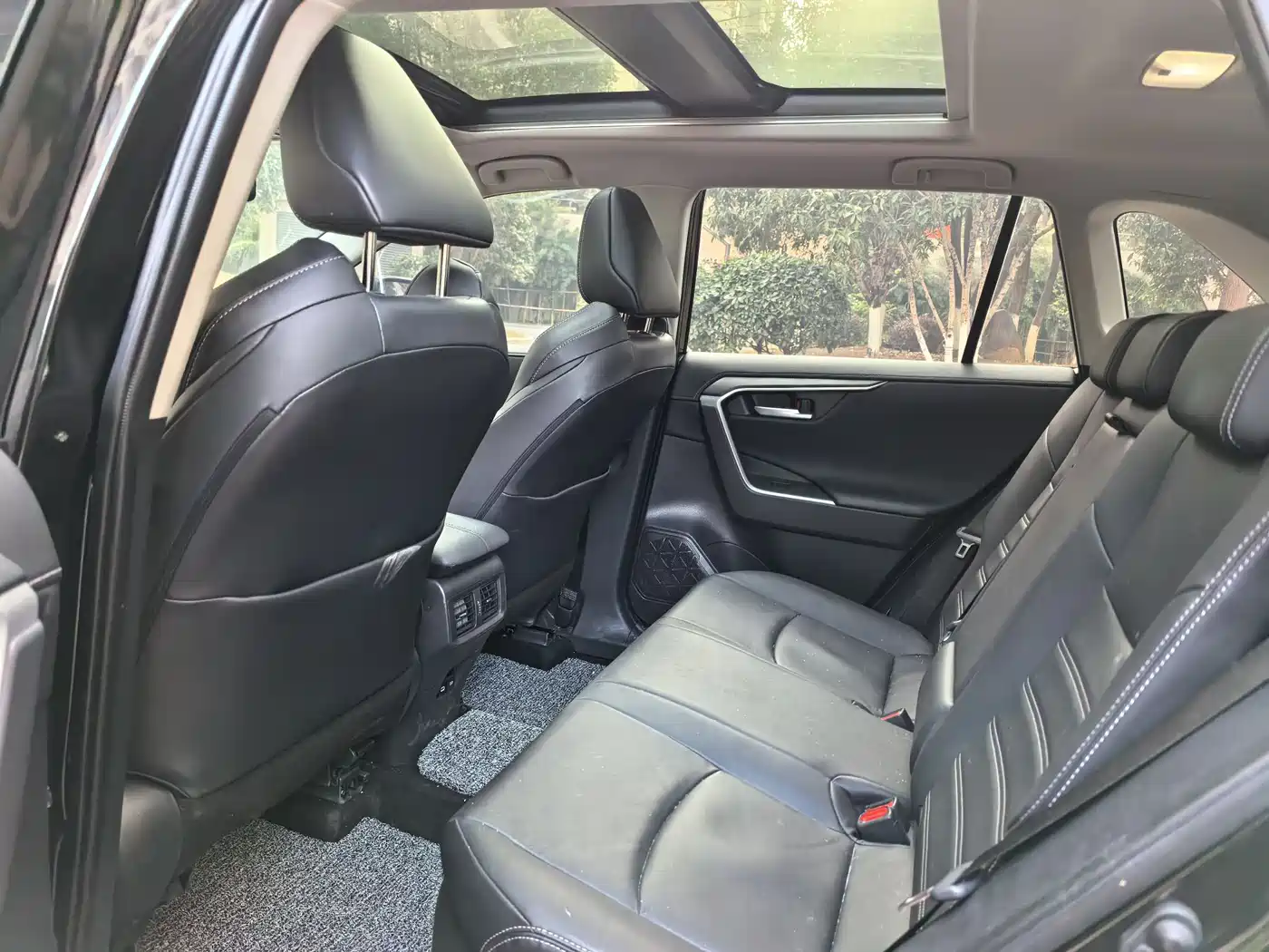 Toyota Wildlander 2023 Hybrid 2.5L E-CVT FWD Luxury PLUS Edition фото 8