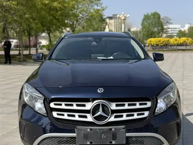 MERCEDES-BENZ GLA