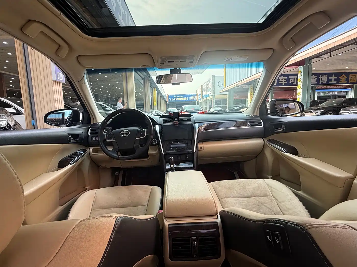 Toyota Camry 2016 2.5G 10th Anniversary Luxury Navigation Edition фото 14