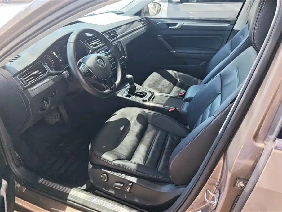 Volkswagen Passat 2017 330TSI DSG Luxury фото 9