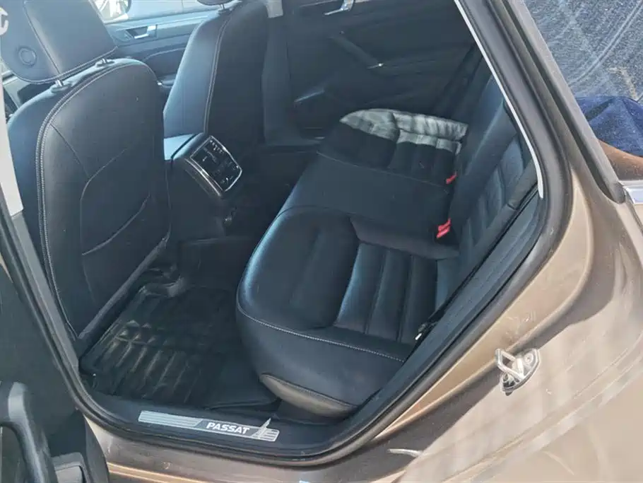 Volkswagen Passat 2017 330TSI DSG Luxury фото 11