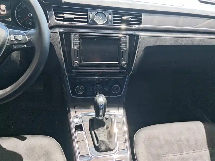 Volkswagen Passat 2017 330TSI DSG Luxury фото 16