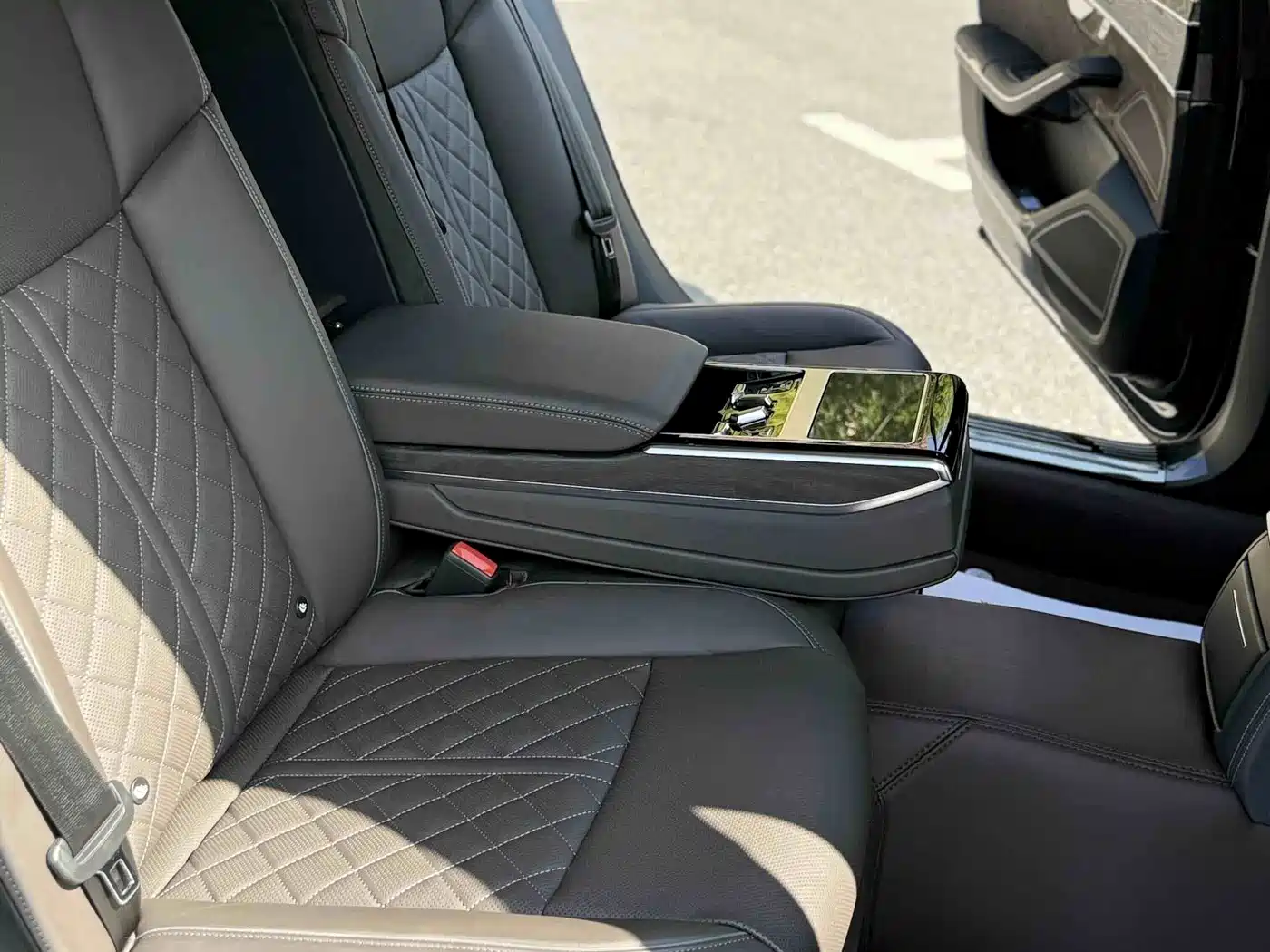 Photo 12 - Audi A8