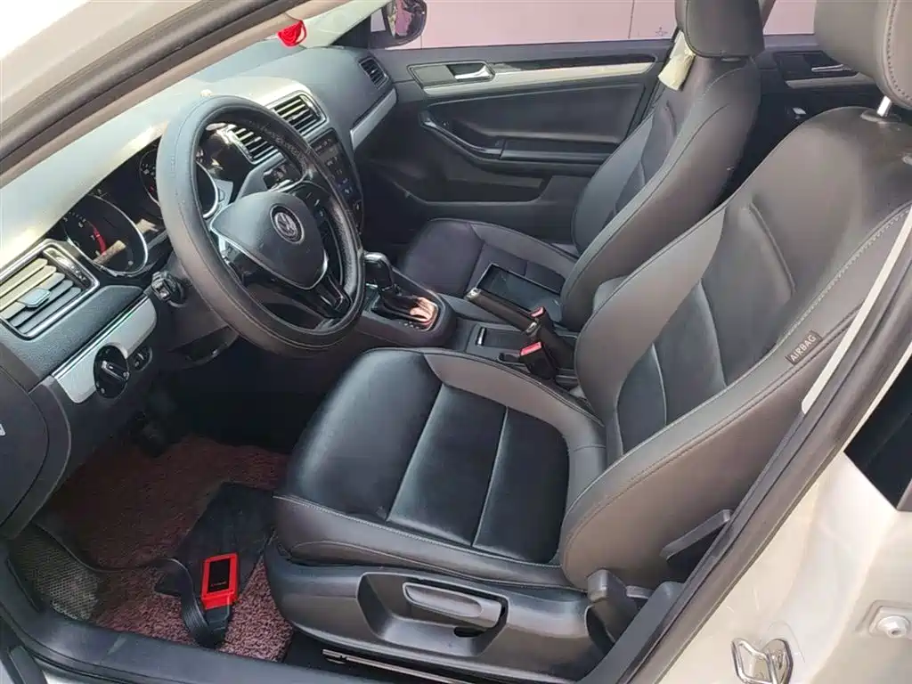 Volkswagen Sagitar 2015 1.6L Automatic Comfort фото 15