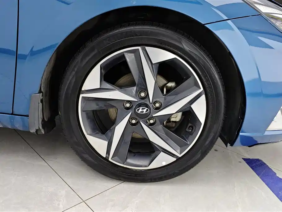 Hyundai Elantra 2021 1.5L CVT LUX Premium Edition фото 6