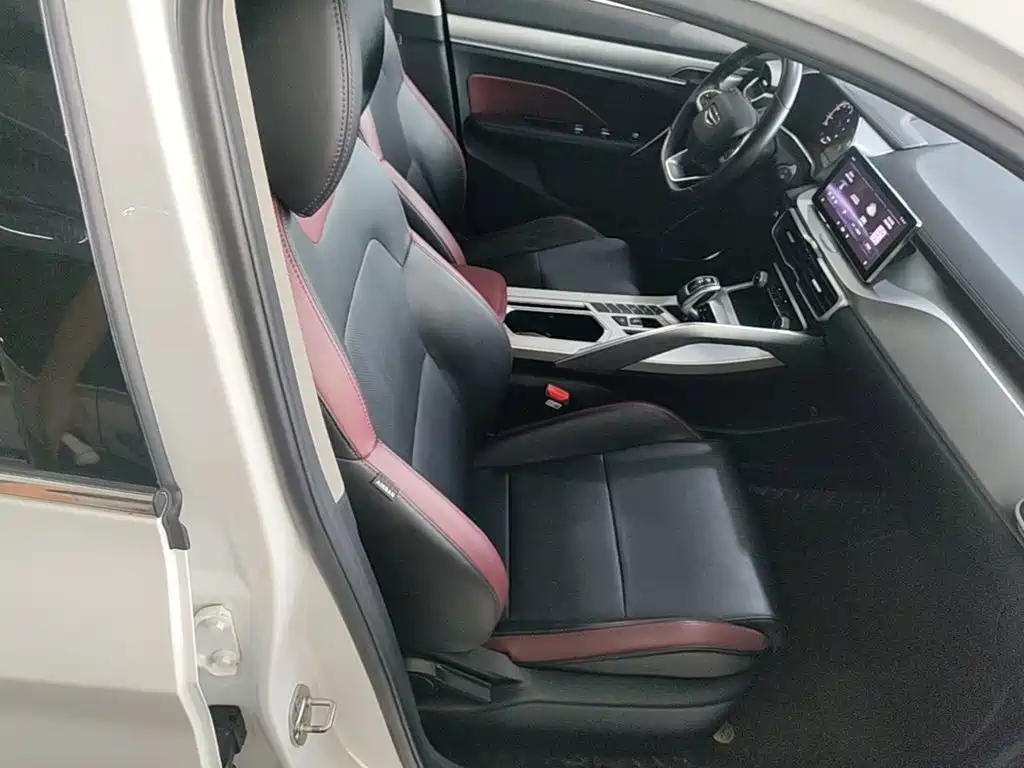 Фото 25 - Geely Coolray
