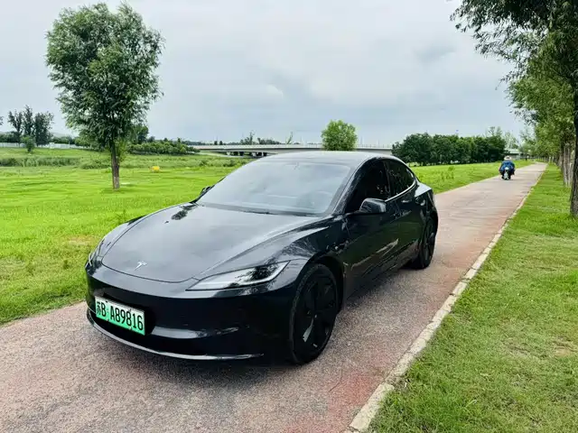 Tesla Model 3 2024