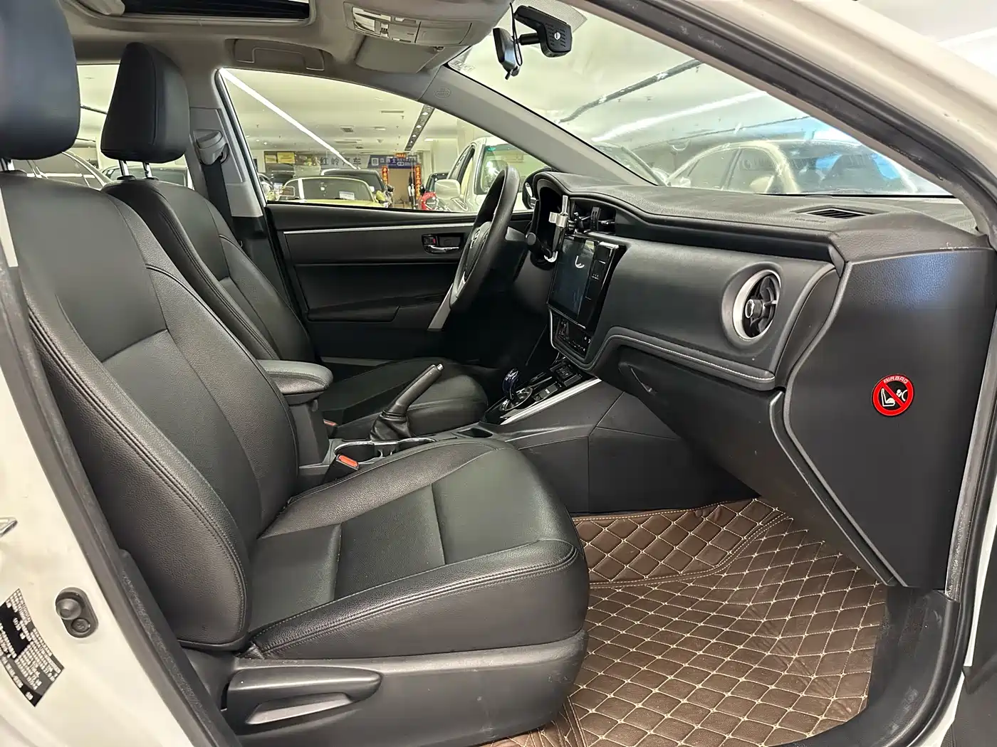Toyota Corolla Twin Engine E+ 2019 1.8L E-CVT Leading Edition фото 9