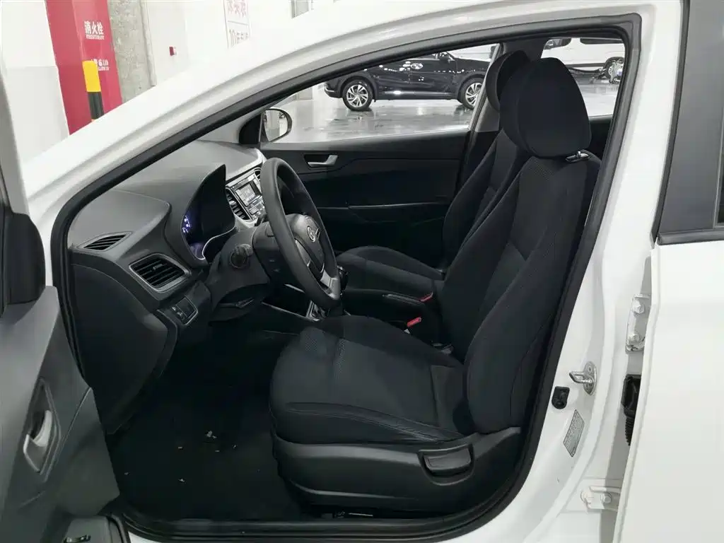 Hyundai Verna 2016 1.4L Manual Cool Edition GLS фото 10