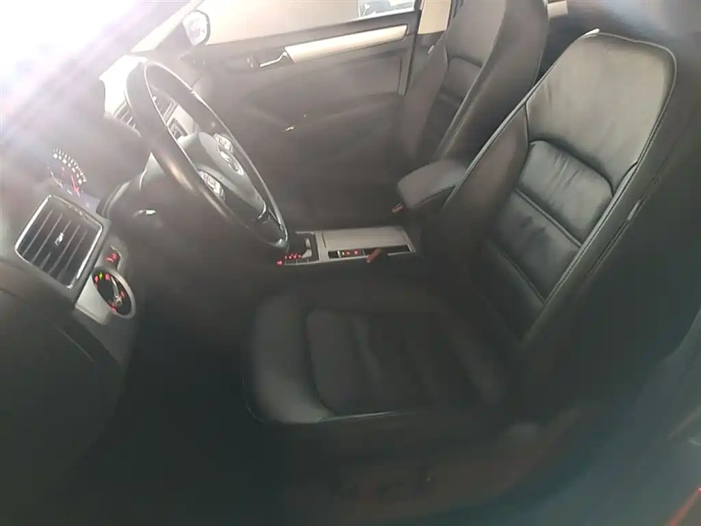 Volkswagen Passat 2015 1.8TSI DSG Honor Edition фото 15