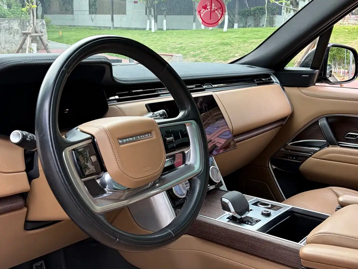 Land Rover Range Rover 2023 3.0 L6 400PS Golden Age 7-Seater Long Wheelbase фото 12