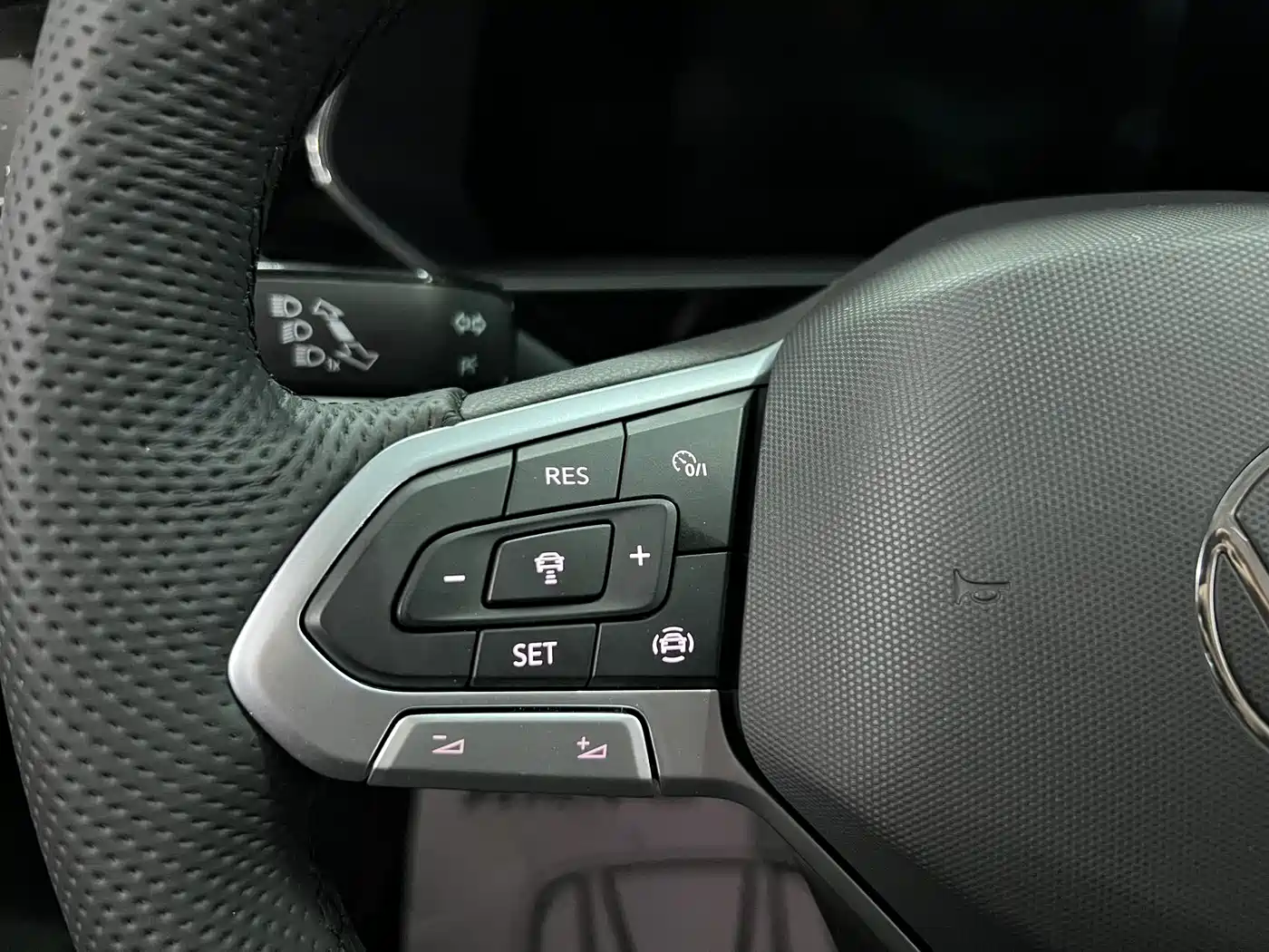 Volkswagen Passat 2022 280TSI Elite Edition фото 13