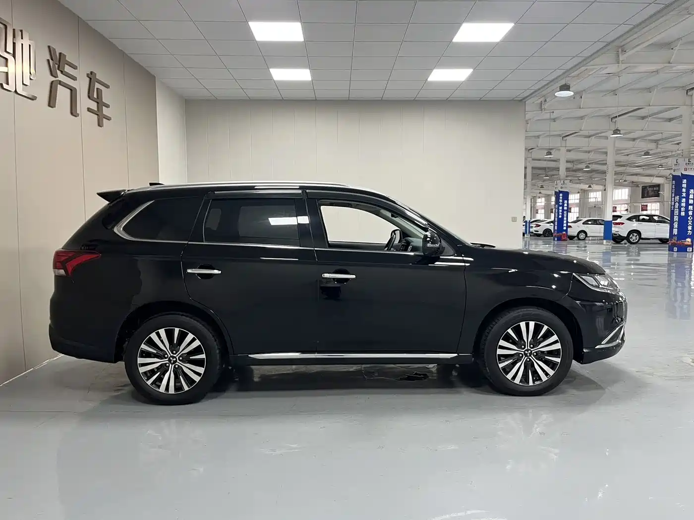 Mitsubishi Outlander 2022 2021 2.4L 4WD Deluxe Edition 7-Seater