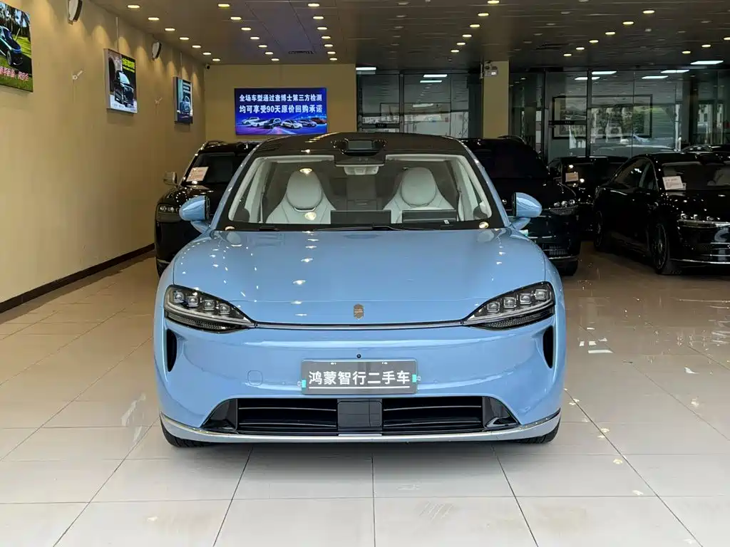 Photo 2 - Zhijie Luxeed R7