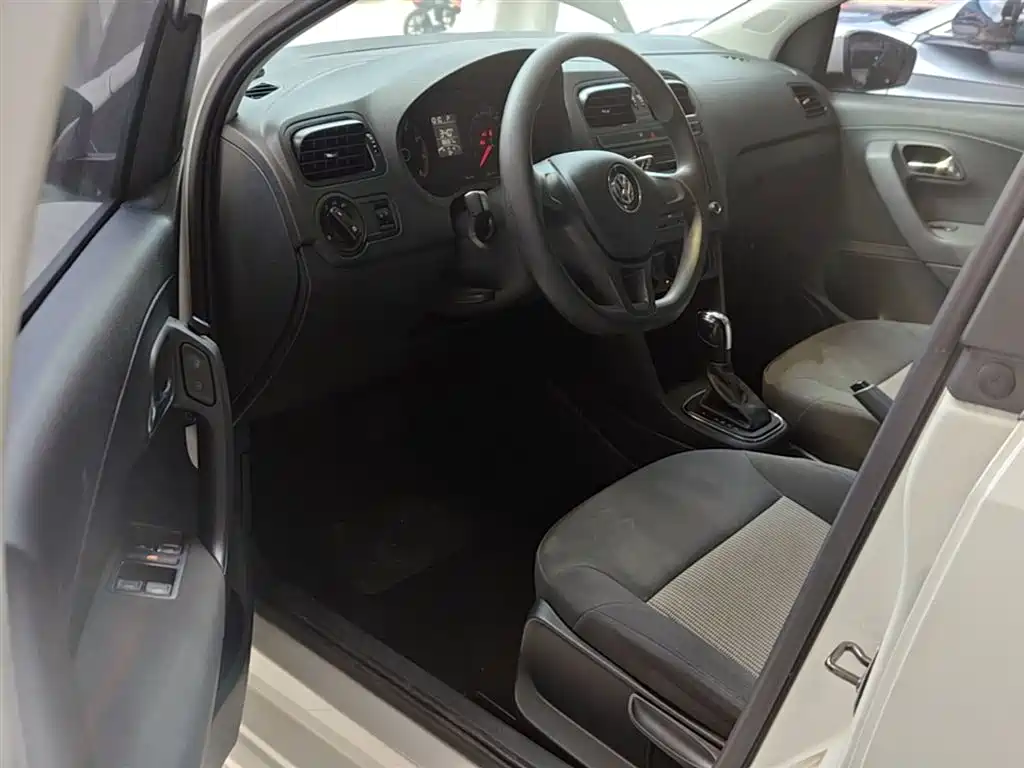 Volkswagen Polo 2016 1.4L Automatic Trend фото 16
