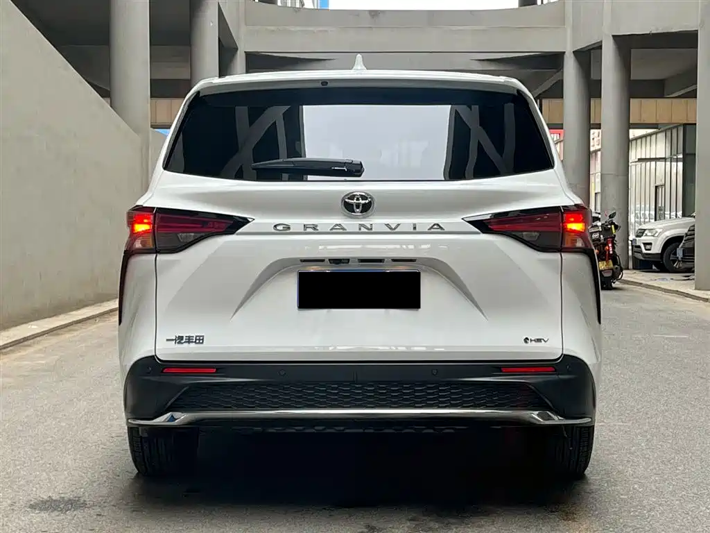 Toyota Granvia 2024 2.5L Hybrid Comfort фото 4