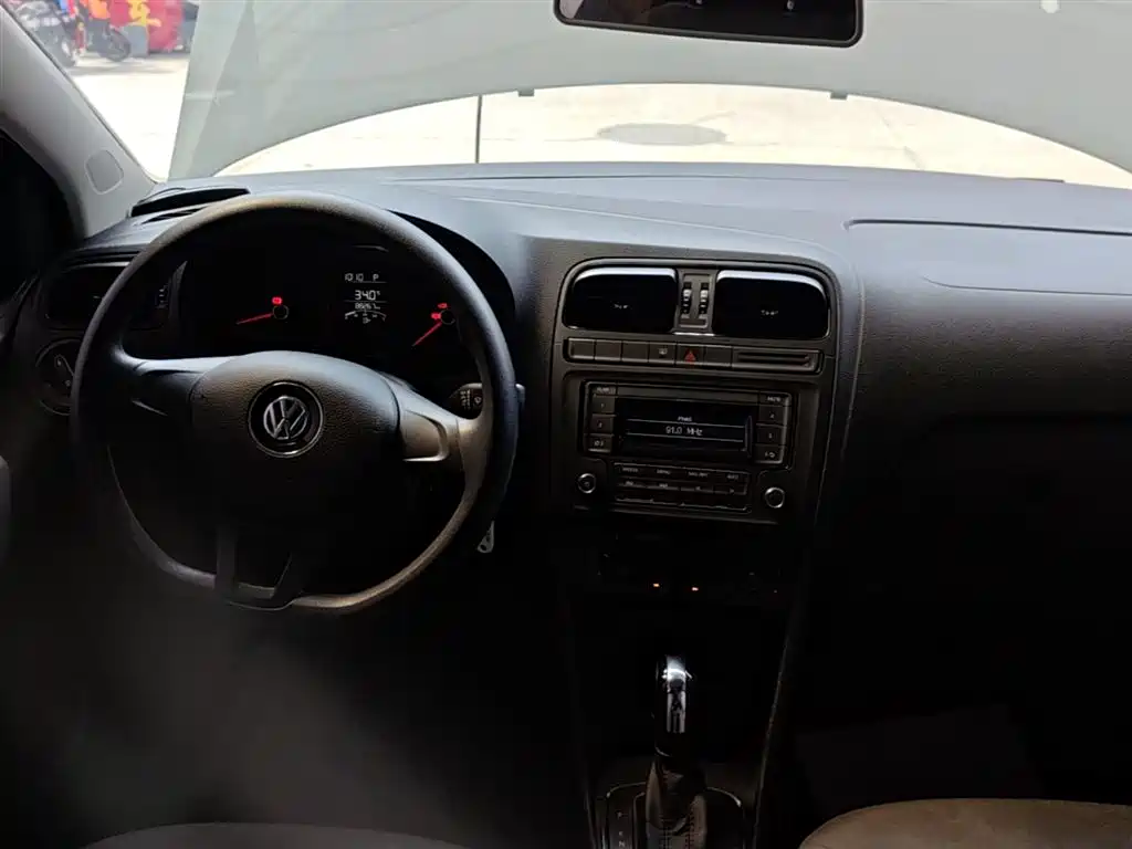 Volkswagen Polo 2016 1.4L Automatic Trend фото 10