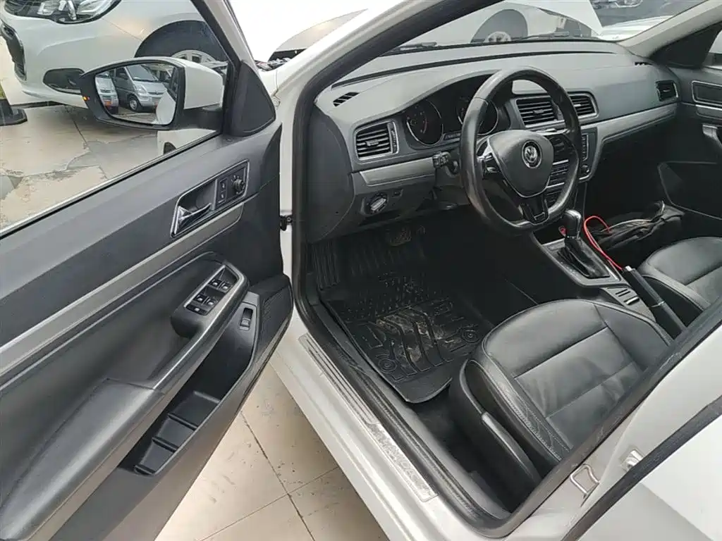 Volkswagen Lavida 2015 1.6L Automatic Comfort Edition фото 16