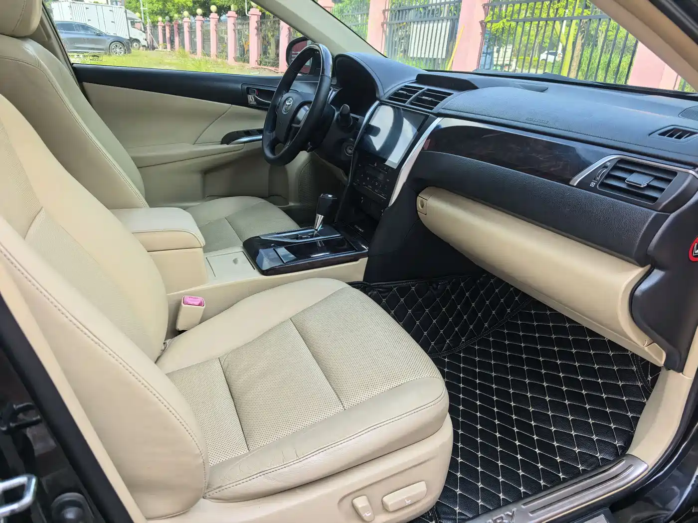 Toyota Camry 2015 2.0G Leading Edition фото 10
